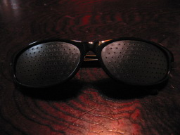 100円ショップ・ダイソーで購入した「ザ・メガネ　視力トレーニングメガネ（黒）　スポーツタイプ」（パッケージなし）（メガネ正面側）