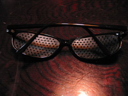 100円ショップ・ダイソーで購入した「ザ・メガネ　視力トレーニングメガネ（黒）　スポーツタイプ」（パッケージなし）（メガネ裏側）