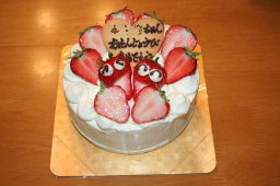 娘の1歳の誕生日を祝うために「ケーキ工房 あるもに」で購入した誕生日ケーキ