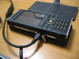 W-ZERO3 [es]の側面のUSBスロットに「USB mini A変換ケーブル for W-ZERO3 [es] シリーズ（WS007SH/WS011SH）　（ノーブランド）」を挿した時の様子