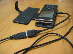 W-ZERO3 [es]の側面のUSBスロットに挿した「USB mini A変換ケーブル for W-ZERO3 [es] シリーズ（WS007SH/WS011SH）　（ノーブランド）」とUSBキーボードのUSBケーブルを接続した時の様子