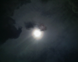 大分県宇佐市大字法鏡寺500付近から眺めた皆既日食の写真
