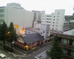 「ホテル法華クラブ福岡」室内からの眺め。リンガーハット福岡博多駅前店が見える