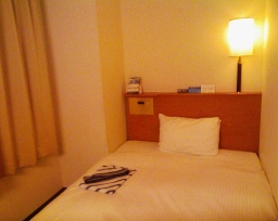 アパホテル横浜関内のベッド