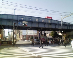 JR関内駅北口の高架（歩道付近）