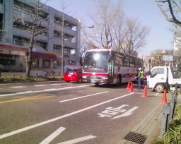 大桟橋バス停に向かってくる京浜急行バスの空港リムジンバス