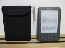 「No.13430マルチホルダーL（カラー）（輸入発売元：株式会社カリンピア／karinpia）」（写真左）とamazon Kindle（写真右）