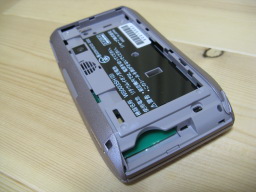 W-ZERO3 WS003SH(S)の本体背面のSIMカード差込口