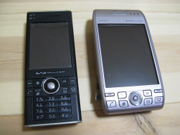 W-ZERO3 [es] WS007SH（写真左）とW-ZERO3 WS003SH（写真右）