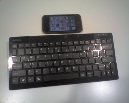 ワイヤレスキーボード「iBUFFALO BSKBB01」とiPod Touchの大きさ比較
